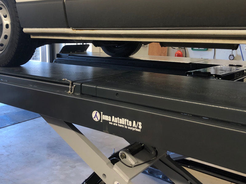 Körbanesaxlyft - Inbyggda frihjulssaxar - 5500 kg. - Euro line (JA9000S-E)