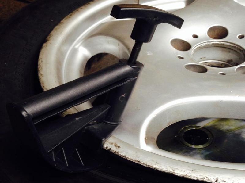 Hjälphandtag vid montering av däck (JA0010TH)